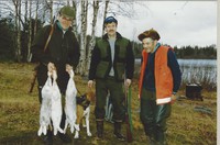 Holmjakt med XX Soitinkorven Kallma. Hon lärde sig genast hu en hare skall tuktas på en ö. Tore Sandström i mitten o hans dåvarande svärfar till höger. Tores svärfar hade kvällen innan lagt ut siknät som vi vittjade på utresan för att sedan steka på glöd.