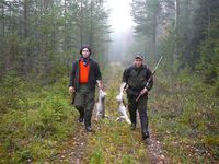 Erik Larsson o Martin Malmelöv, två yngre blivande jägare med var sin hare under en jaktdag i Kukkolaskogen. Erik är vårt fadderbarn.
